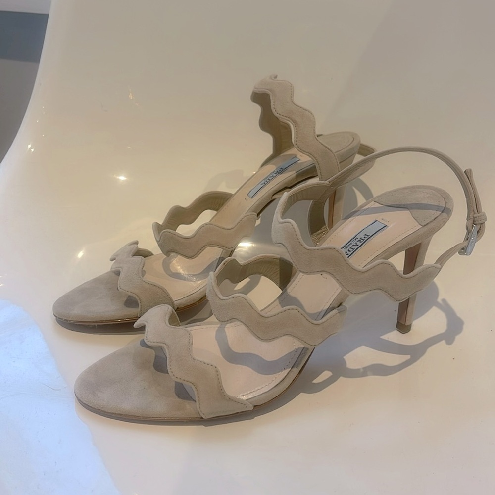 NIB PRADA BEIGE SUEDE SCALLOPED SUEDE 3”HEELED SANDAL. 39/8.5